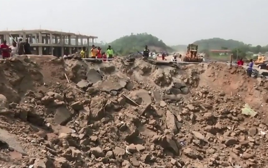 Video hiện trường xe tải phát nổ san phẳng cả một ngôi làng, khiến nhiều người chết